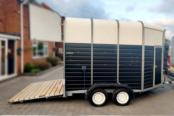 Twin axel horse box - Catering