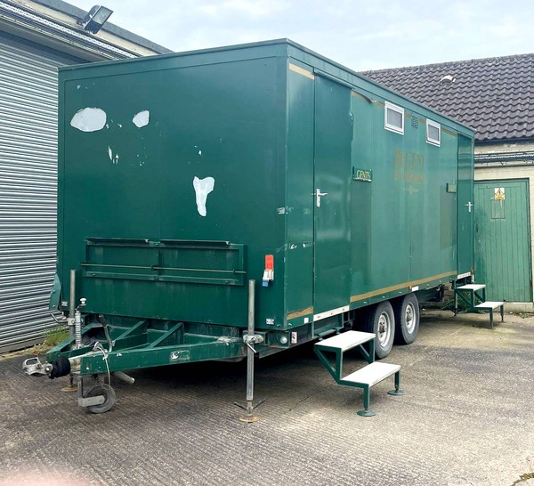 Toilet trailer with steps
