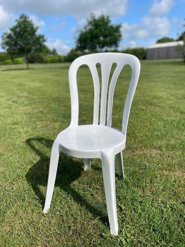 Secondhand Used Bistro White Plastic Stacking Chairs For Sale