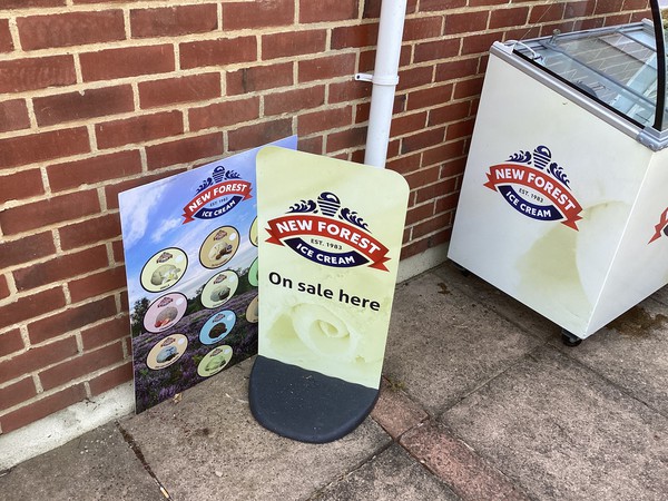 Secondhand Used New Forest Ice Cream Display Freezer with Glass Serve Over Wheels For Sale