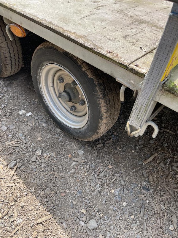 Second hand trailer with good tyres Second hand trailer with good tyres