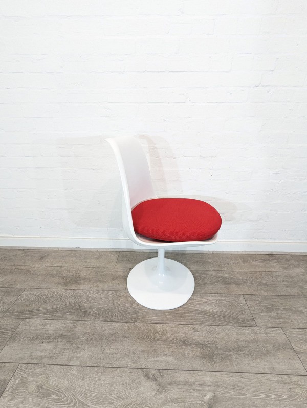 White tulip chairs with red seat pads