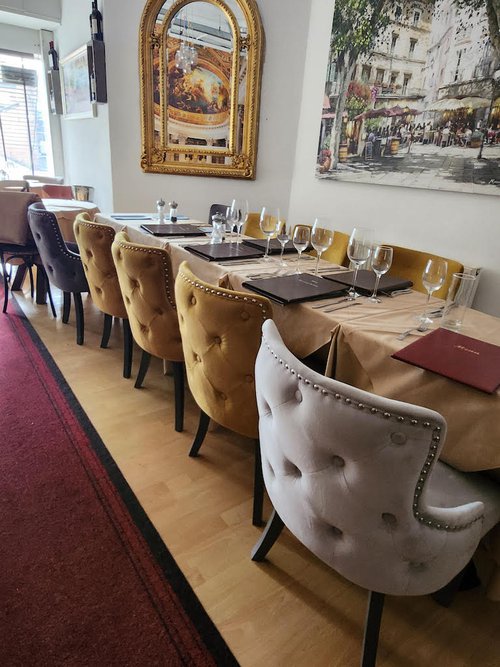 Luxury Dining Chairs in Complementary Colours Luxury Dining Chairs in Complementary Colours