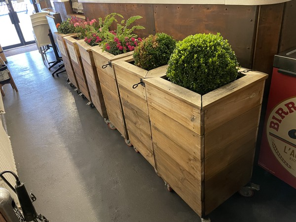 Secondhand Outside Seating Planters For Sale