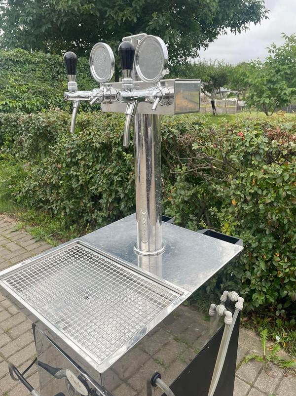 Secondhand Used Mobile Bar with Dispense System on Wheels with Taps