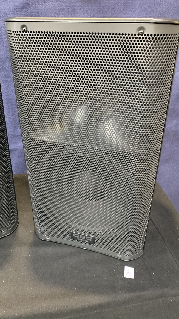 Secondhand Pair of QSC K12 Loud Speakers with Tote Bags For Sale