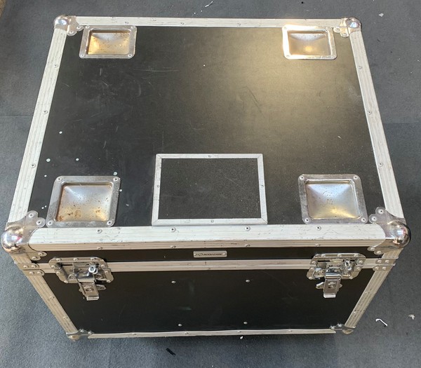 Secondhand Wheeled Flight Case with 4x Showtec Q4 RGBW Led Pars