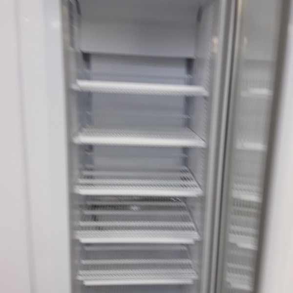 Display fridge with wire shelves