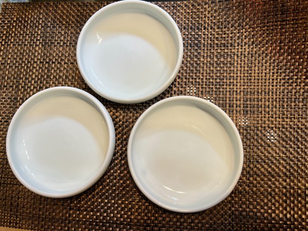 Secondhand White Ceramic Dish Plates For Sale