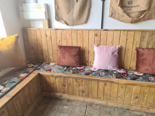 Secondhand Cafe Restaurant Cool Bench Seating Wooden with Upholstered Velvet Seating For Sale