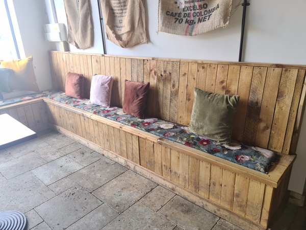 Secondhand Used Cafe Restaurant Cool Bench Seating Wooden with Upholstered Velvet Seating For Sale