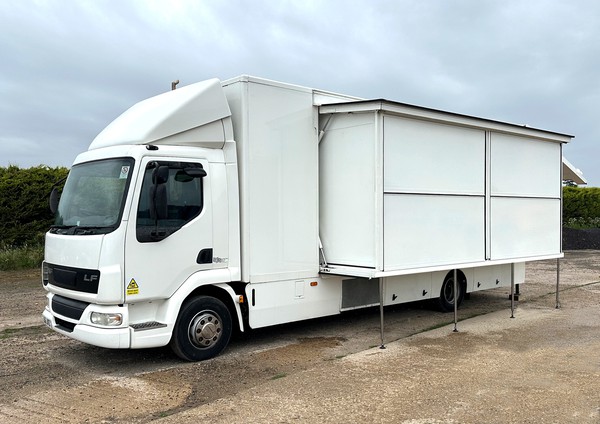 Show truck with big slid out pods