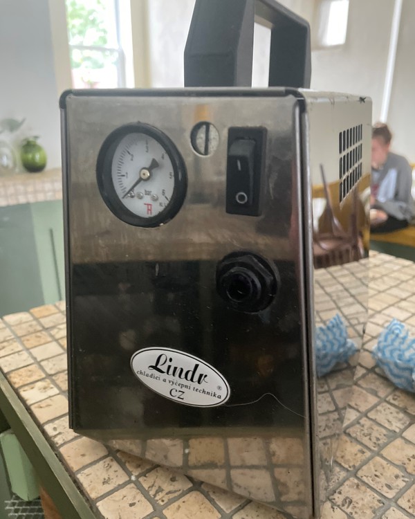 Secondhand Used Lindr VK 30 Mini Air Compressor For Sale