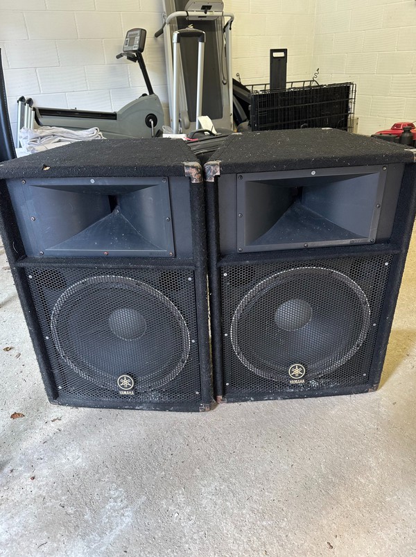 Secondhand Used Yamaha S115V (pair), With Accompanying Stands and Cables For Sale