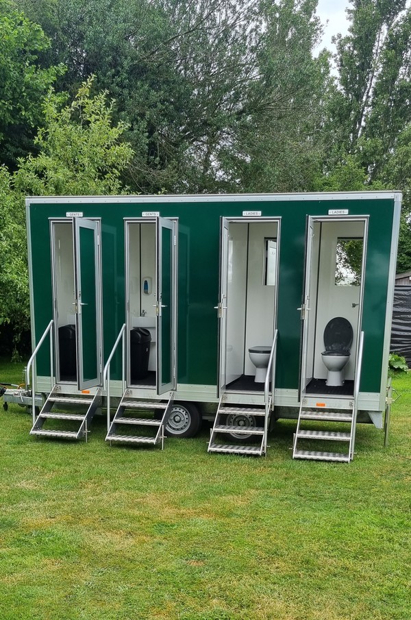 Secondhand Used SHAWS 4 Bay In-Line Luxury Toilet Trailer For Sale