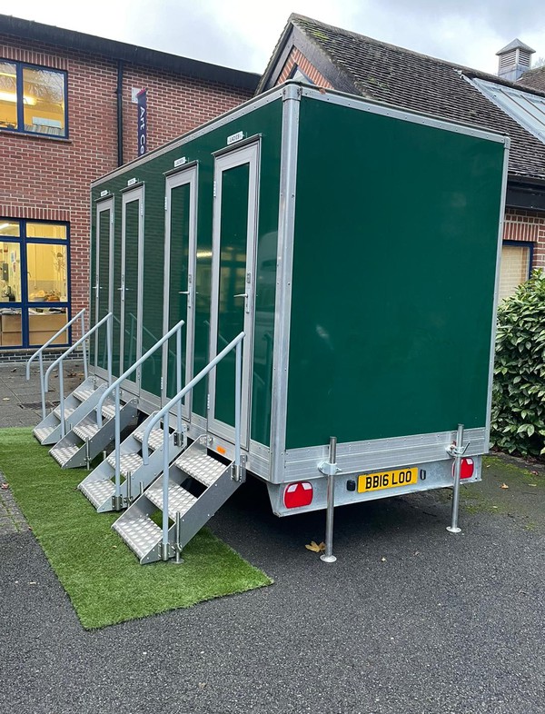 SHAWS 4 Bay In-Line Luxury Toilet Trailer For Sale