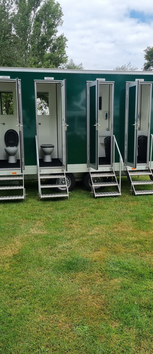 Used SHAWS 4 Bay In-Line Luxury Toilet Trailer