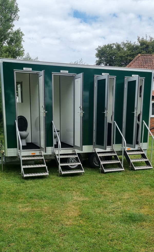 Used SHAWS 4 Bay In-Line Luxury Toilet Trailer For Sale