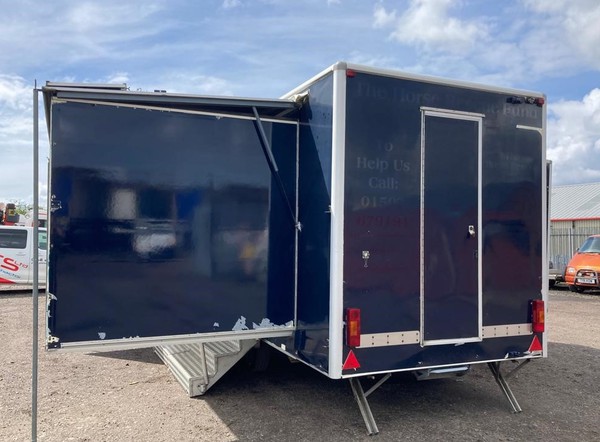 Secondhand Twin Axle Enclosed Trailer with Pop Out