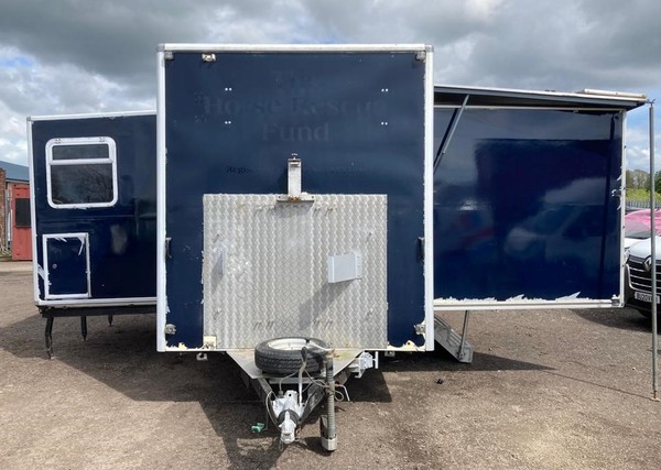 Secondhand Twin Axle Enclosed Trailer with Pop Out For Sale