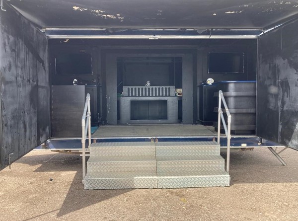 Secondhand Used Twin Axle Enclosed Trailer with Pop Out For Sale
