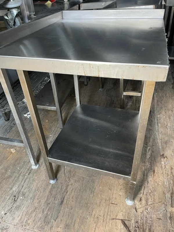 Corner table
