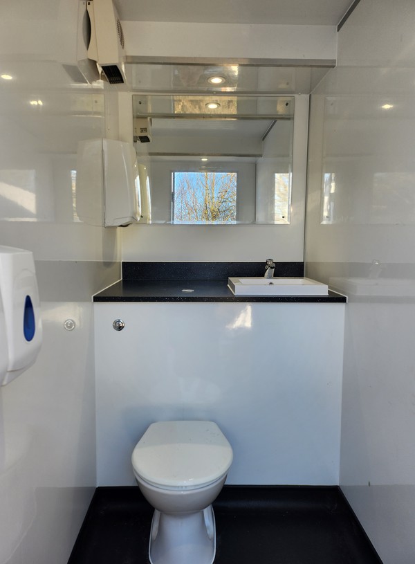 Secondhand Luxury 4 Bay Toilet Trailer For Sale