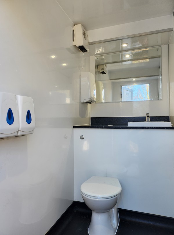 Used Luxury 4 Bay Toilet Trailer For Sale
