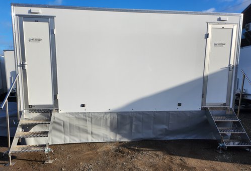 Secondhand Used Luxury 2+2 Toilet Trailer For Sale Secondhand Used Luxury 2+2 Toilet Trailer For Sale