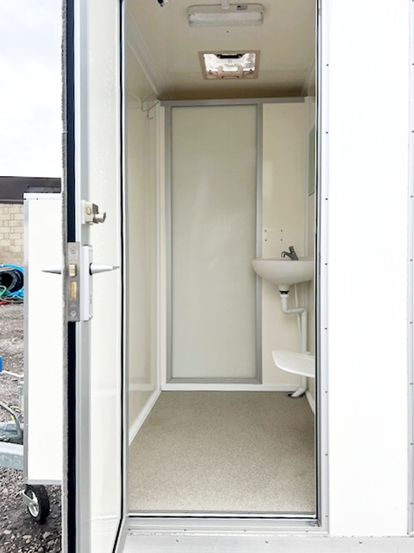 5 cubicle shower trailer