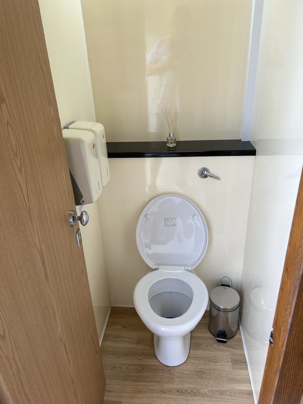 Secondhand 2+1 Luxury Toilet Trailer For Sale