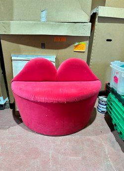 Secondhand Used Lips Chair For Sale