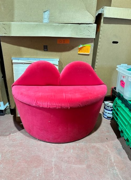 Secondhand Used Lips Chair For Sale Secondhand Used Lips Chair For Sale