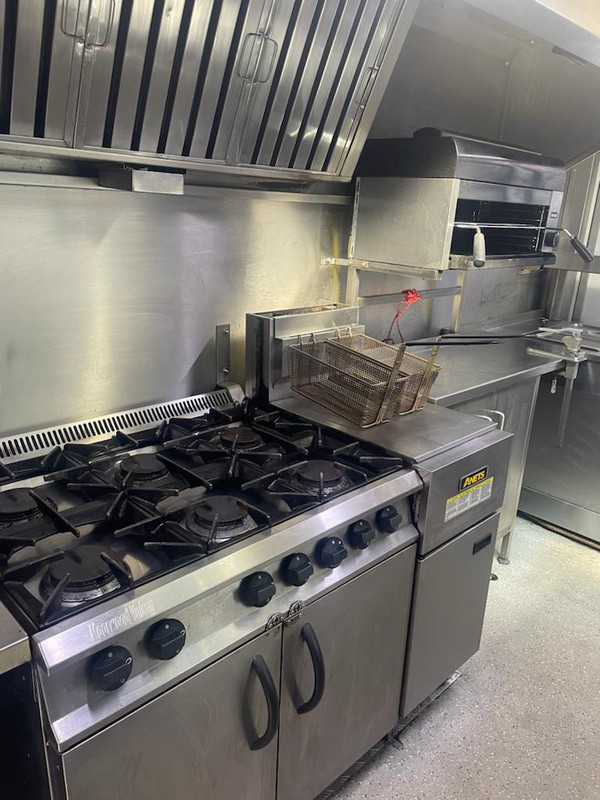 Film catering unit truck with six burner oven