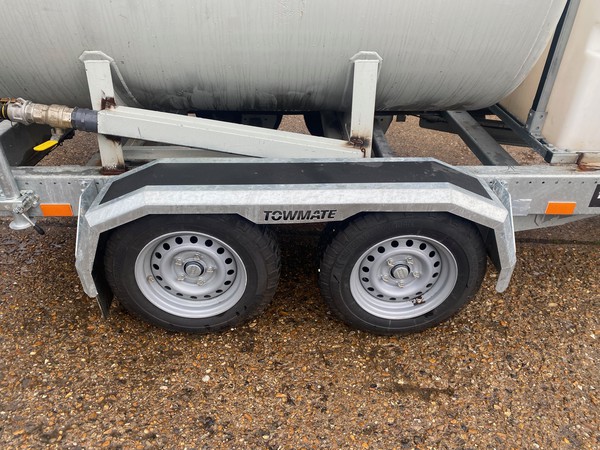 Twin axel trailer with vacuum tank