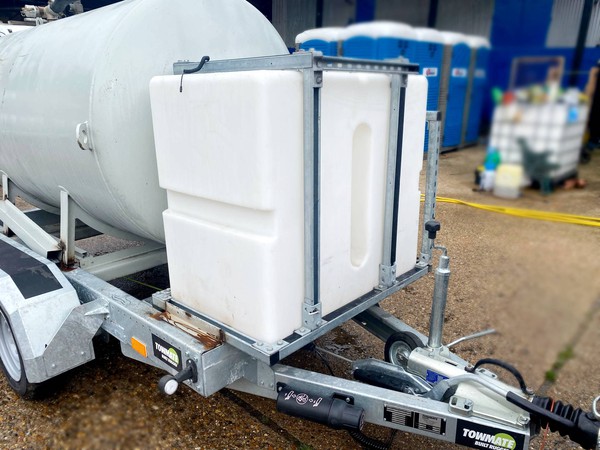 Vacuum trailer with fresh water tank