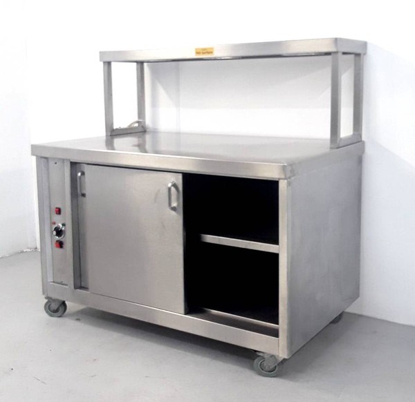 Hot cupboard with heated gantry