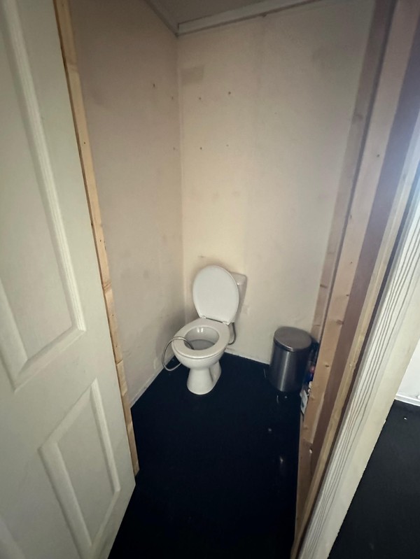 Secondhand Cabin With Toilet