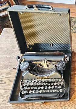 Corona typewriter in case