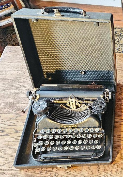 Corona typewriter in case Corona typewriter in case