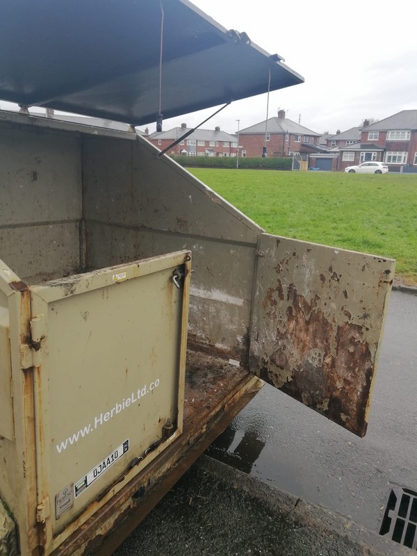 Skip trailer with lifting lid and back doors