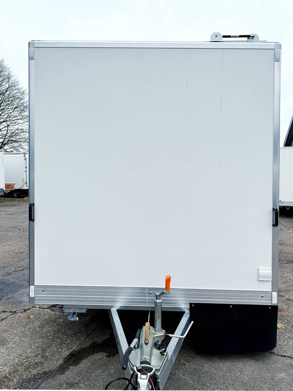 Exhibition trailer tow hitch