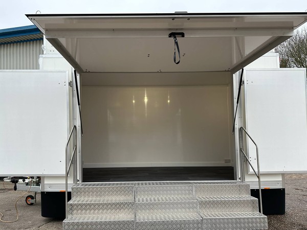 Exhibition trailer with aluminium steps