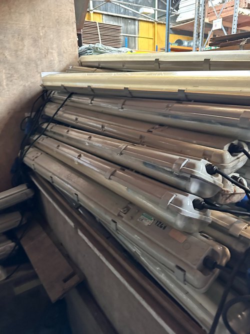 80x Florescent 4' Strip Lights For Sale 80x Florescent 4' Strip Lights For Sale