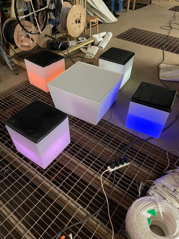 Colour changing LED cube by Lumaform