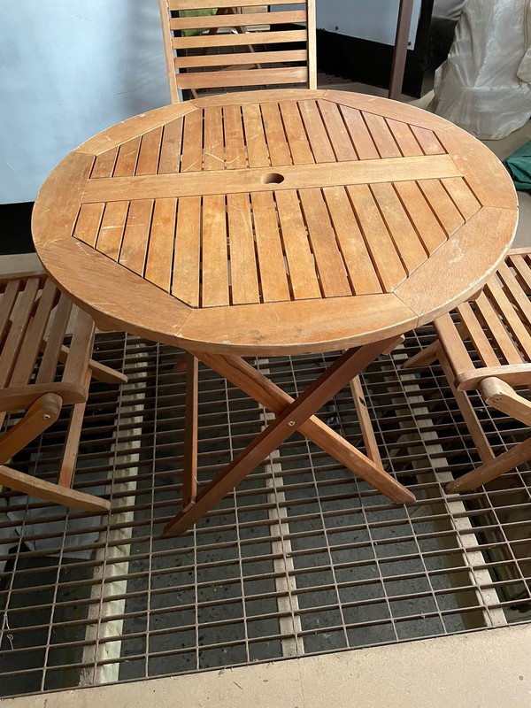 Folding outdoor table with umbrella hole
