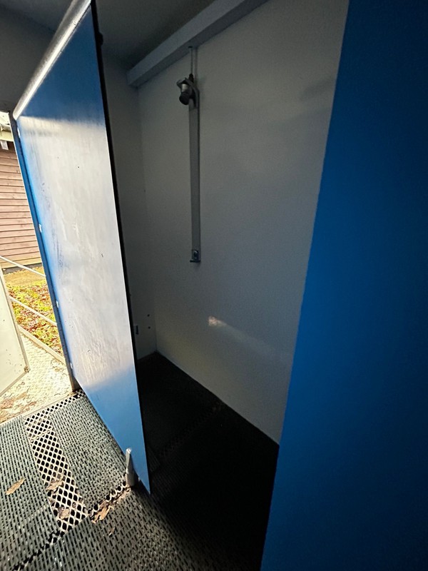 Used 11 Head Cubicle Shower Unit 8.5m Trailer