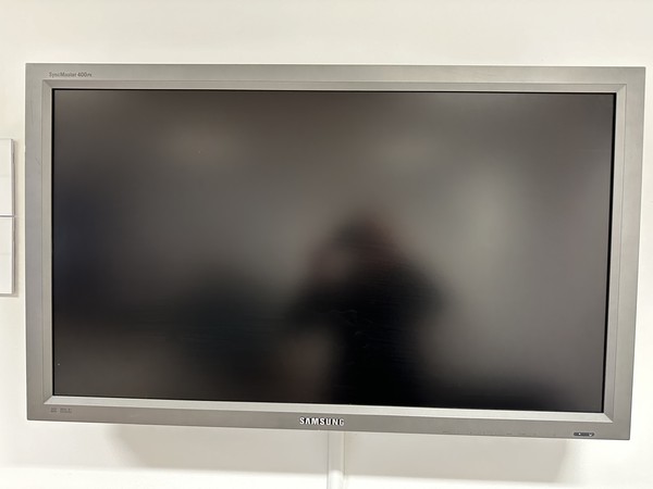 Secondhand Samsung 40” Screen x 2 with Flightcase For Sale