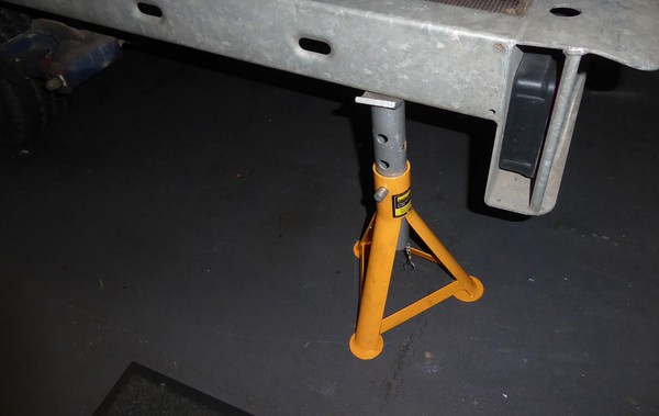 Two axel stands to enable unloading when not attached to towing vehicle.