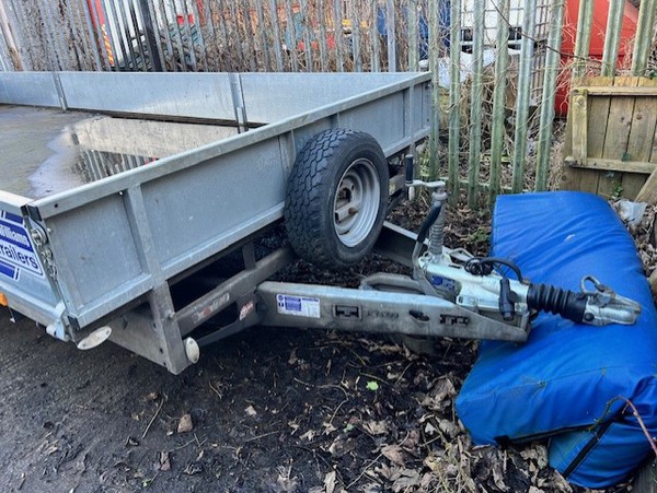 Drop side trailer with spare tyre